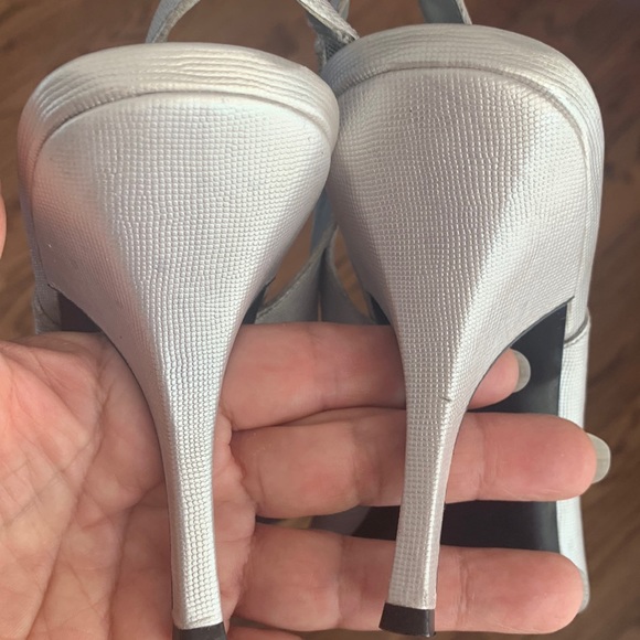 ❤️BCBG SILVER SLINGBACK SHOES - HIGH HEEL - PEEP TOE - SZ 7.5 - Picture 5 of 5